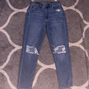 American Eagle medium wash mom jeans. Size 2 reg.